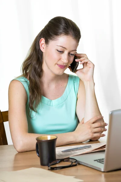 Attraktiv ung affärskvinna på telefonen — Stockfoto