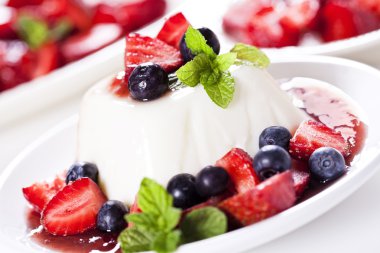 Panna cotta ve kırmızı meyve