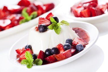 Çilekli panna cotta