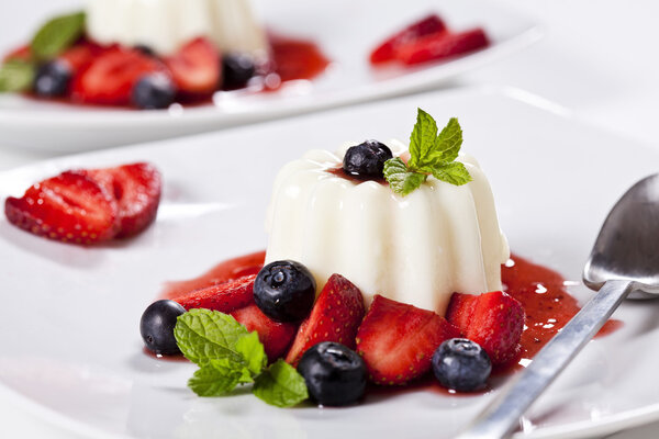 Панна Котта со свежими фруктами
