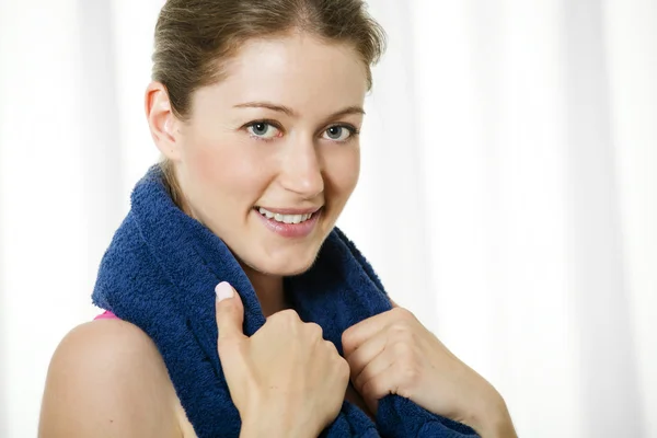 Aantrekkelijke jonge vrouw met een handdoek om haar nek — Stockfoto