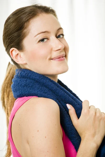 Joven atractiva mujer con toalla alrededor de su cuello — Foto de Stock