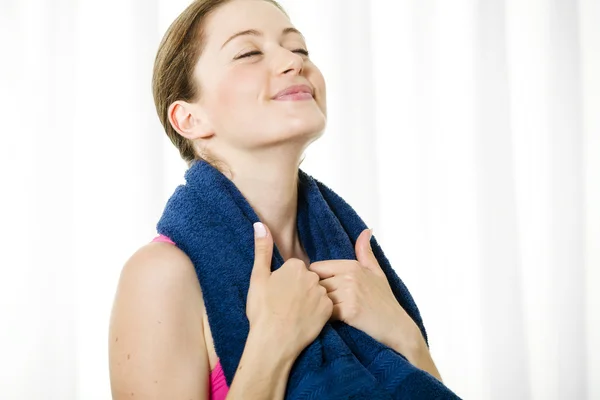 Junge Frau entspannt sich mit Handtuch um den Hals — Stockfoto