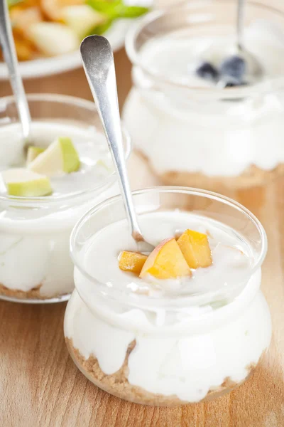 Свіжі фрукти йогурти — стокове фото