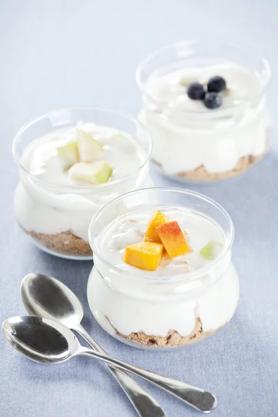 Tři ovocné jogurty — Stock fotografie