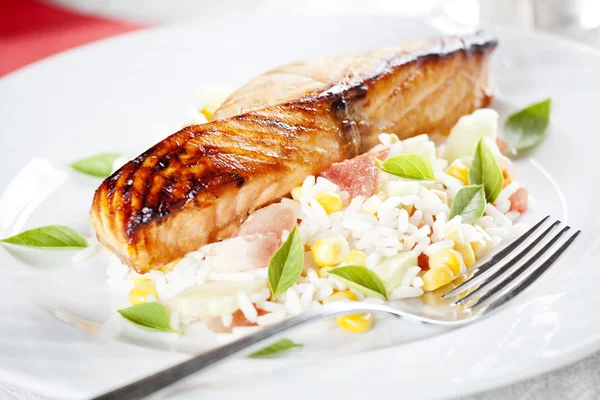 Filé de salmão e salada — Fotografia de Stock