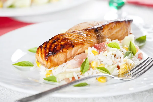 Salmone e insalata — Foto Stock