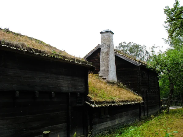 Alte ökologische schwedische Hütte — Stockfoto