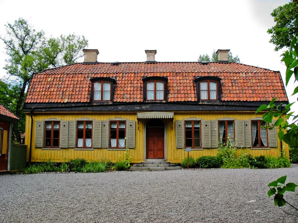 İsveçli sarı ve kırmızı kabin — Stok fotoğraf