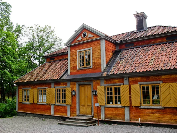 Cabine sueca vermelha e amarela — Fotografia de Stock