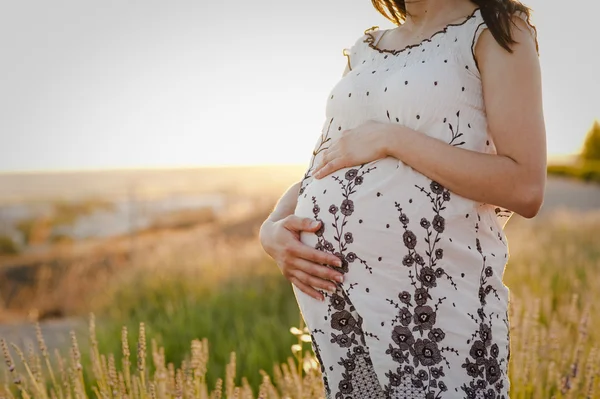 Hamile kız sahada giyinmiş — Stok fotoğraf