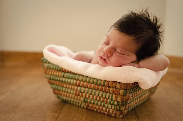 Porträtt av en sovande nyfödd på en korg — Stockfoto