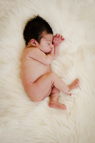 新生児髪カーペットの上で眠っています。 — ストック写真