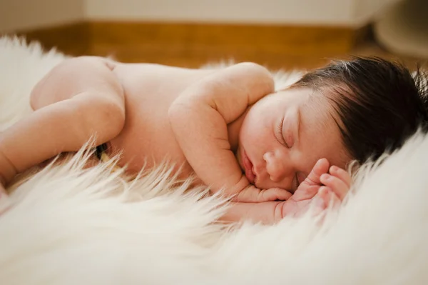 新生儿睡在白色的地毯上 — 图库照片