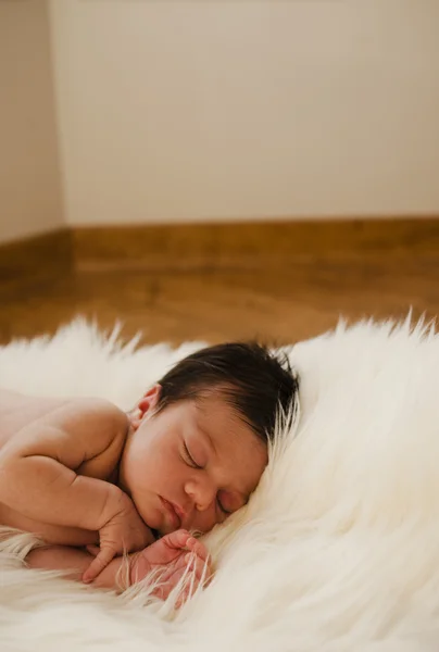 Newborn sleeping on a blanket at floor — Stock Photo, Image