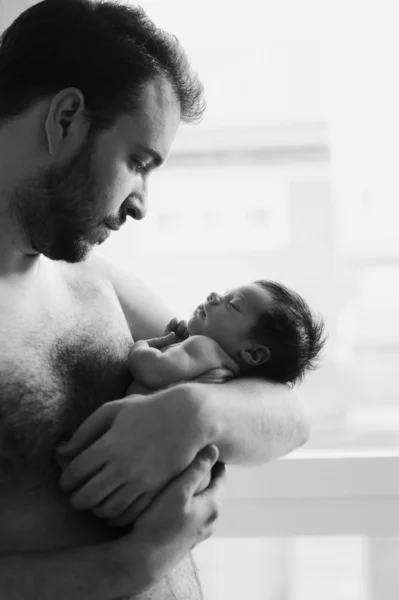 Father nude looking at his newborn baby — Stock Photo, Image