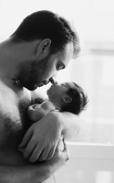 Père et son nouveau-né lui touchant le nez — Photo