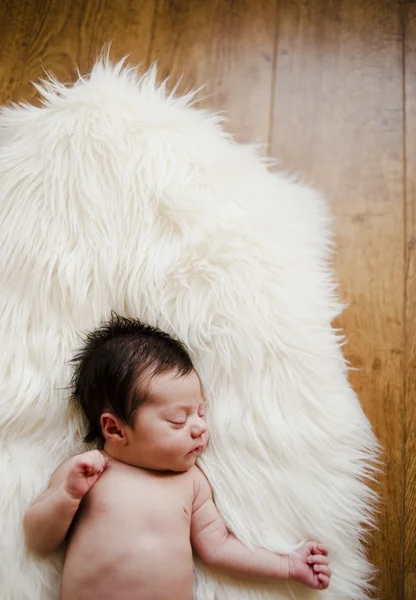 Сладкий новорожденный лежит на белом одеяле — стоковое фото