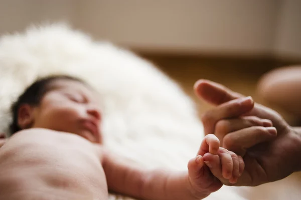 Newborn catching the finger of her mom — Stock Photo, Image
