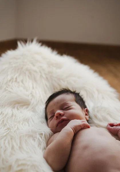 Sweet newborn sleeping nude on a blanket — Stock Photo, Image