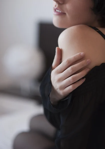 Seksi kız iç çamaşırı omzuna dokunuyor — Stok fotoğraf