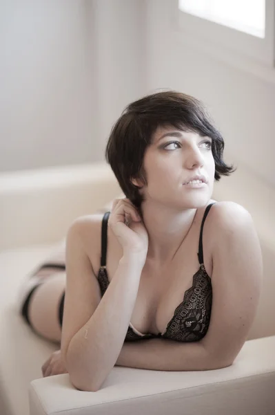 Ragazza sexy guardando la finestra in lingerie calda — Foto Stock