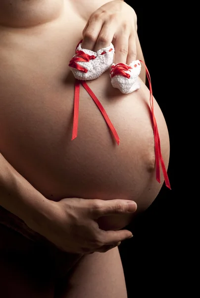 Беременная женщина в белых сапогах — стоковое фото