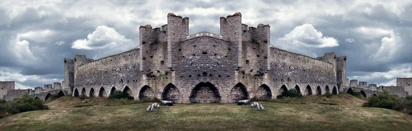 Mighty Medieval City Wall Defences (en inglés). Panorama — Foto de Stock