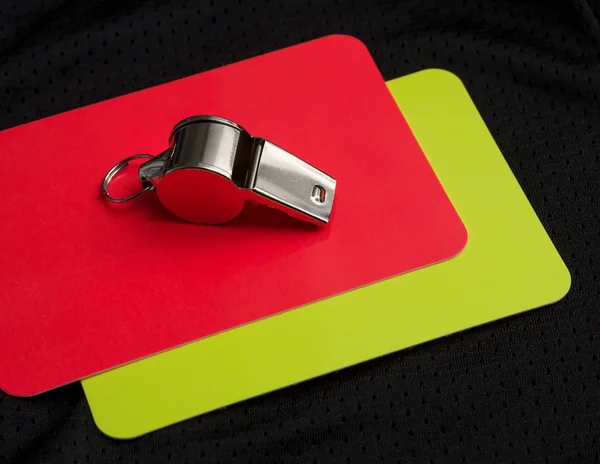 Cartão vermelho do árbitro e apito — Fotografia de Stock