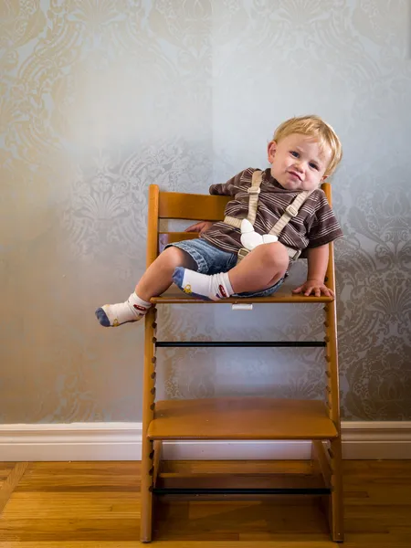 Скучный ребенок в детском кресле — стоковое фото
