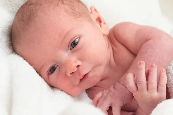 Spädbarn på handduk efter bad — Stockfoto