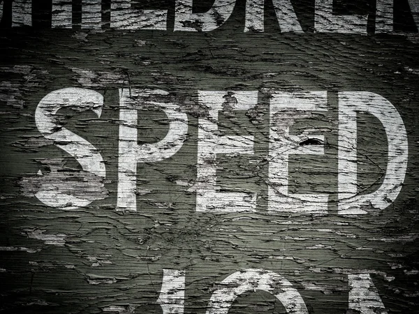 Prędkość na stary wyblakły znak — Zdjęcie stockowe