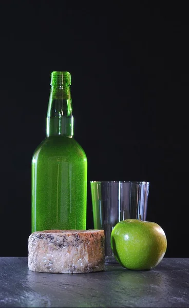 Asturyan elma suyu ve cabrales peynir. — Stok fotoğraf