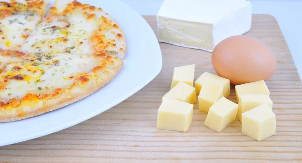 Pizza, formaggio e uova . — Foto Stock