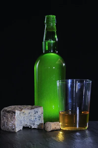Asturische cider en cabrales kaas. — Stockfoto