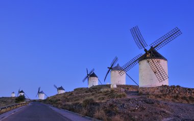 İspanya, Consuegra 'daki yel değirmenleri.
