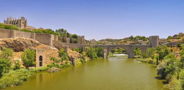 Puente de San Martín, Toledo, España . — Foto de Stock