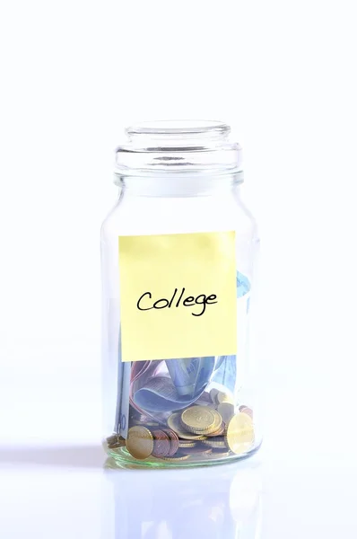 Sklenice s mincí college. — Stock fotografie