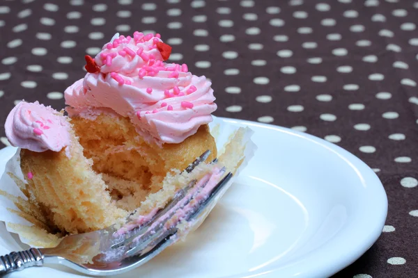 Cupcake with Pink Icing and Sprinkles — Stock Photo, Image