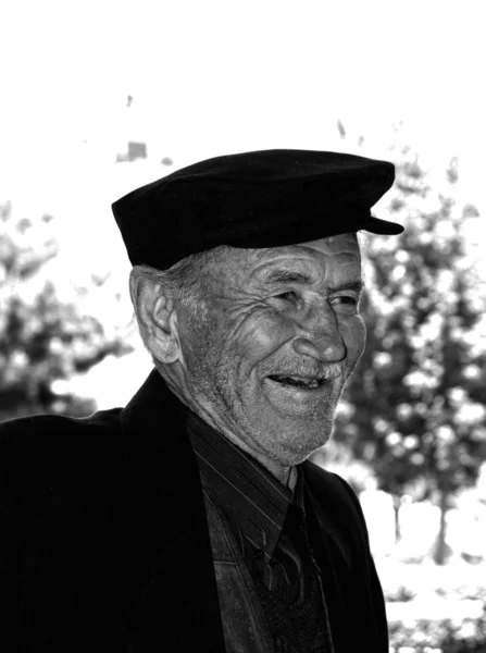 Portret vreugdevolle bejaarde mannen — Stockfoto
