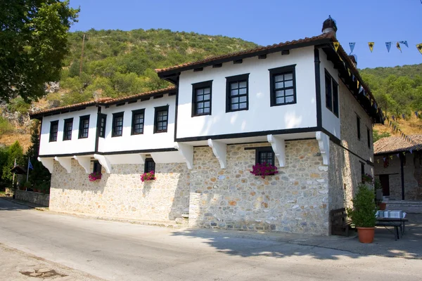 Casa tradicional com vista para Kastoria, Grécia — Fotografia de Stock