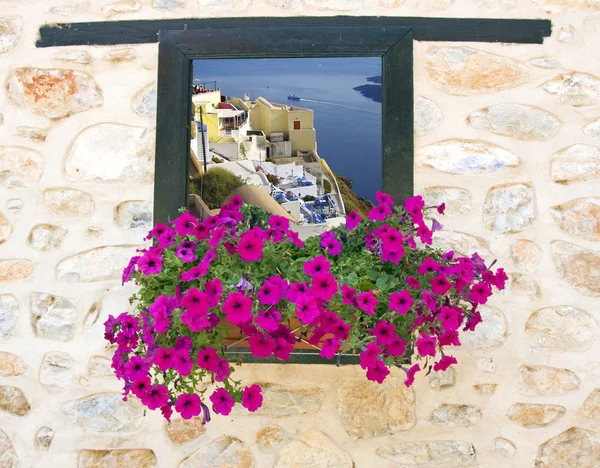 Traditionelles griechisches Haus durch ein altes Fenster auf der Insel Santorini, Griechenland Stockbild
