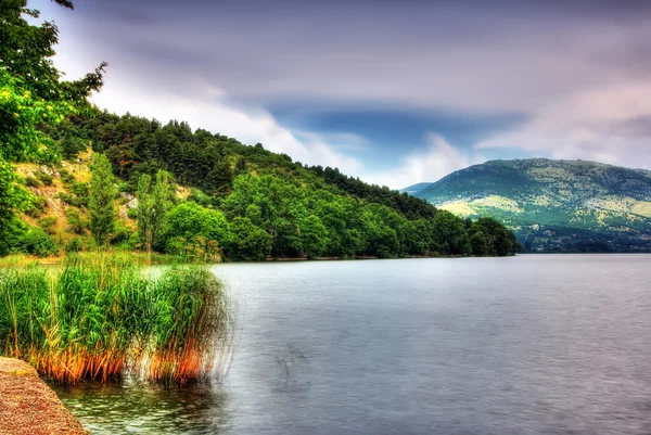 Dağ gölü yansımalar — Stok fotoğraf