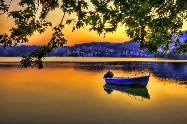 Barco de pesca tradicional chalé ao pôr do sol tempo no lago — Fotografia de Stock