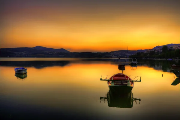 Barco de pesca tradicional chalé ao pôr do sol tempo no lago — Fotografia de Stock