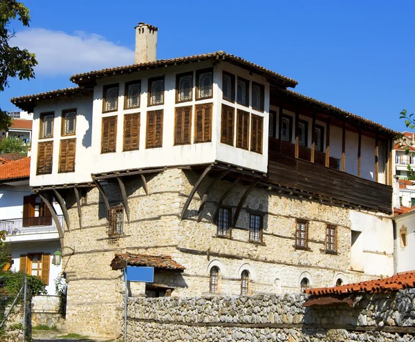 カストリア, ギリシャでビューの伝統的な家 — ストック写真
