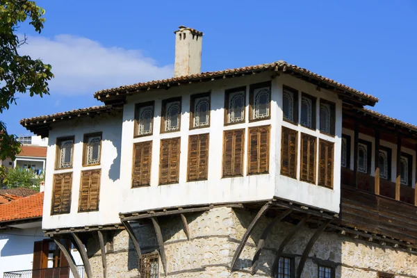 Teil eines traditionellen Hauses mit Blick auf Kastoria, Griechenland — Stockfoto