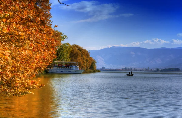 Paisagem no outono outono com barco no lago — Fotografia de Stock