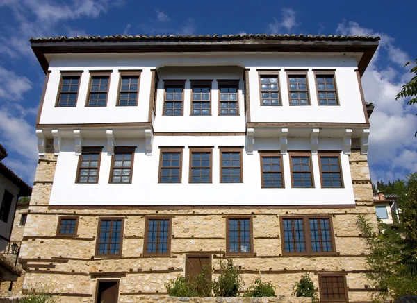 Maison traditionnelle avec vue à Kastoria, Grèce — Photo