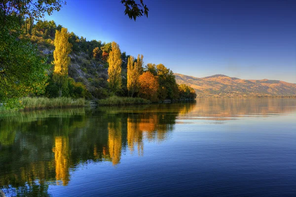 Mountain lake reflections — Stock Photo, Image